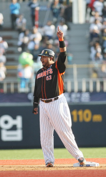 박종윤의 안타로 진루한 히메네스가 기뻐하고 있다